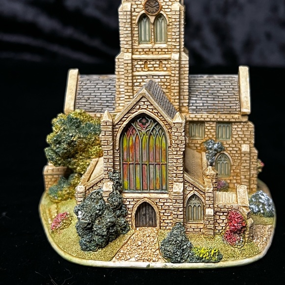 Lilliput Lane | Crooked Spire Chesterfield | Britain’s Heritage Collection - Picture 6 of 14